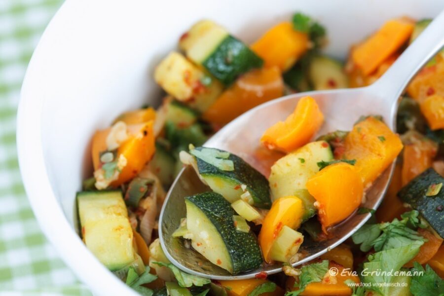 Paprika-Zucchini Pasta mit Schafskäse