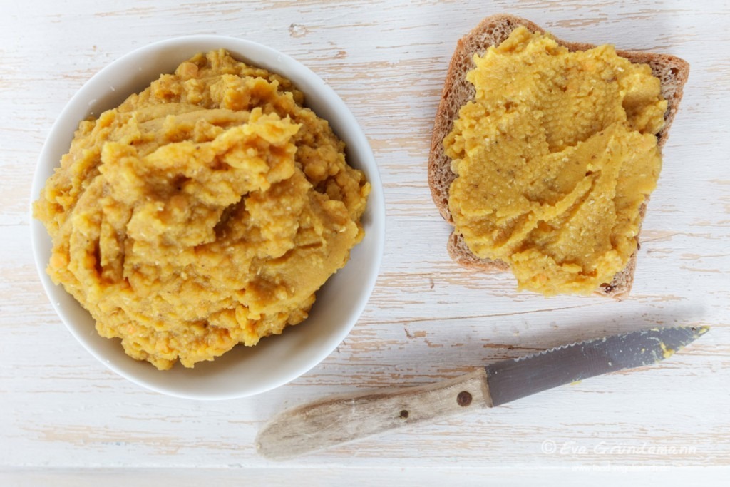 Schale mit selbstgemschten Curry-Linsen Aufstrich