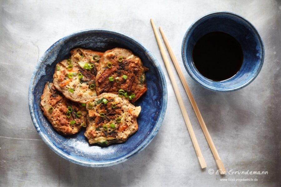 Japanische Buchweizenpfannkuchen mit Gemüse