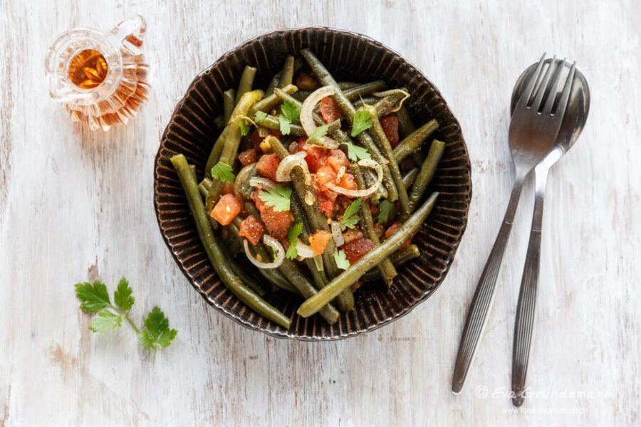 Grüne Bohnen mit Tomaten und Zwiebeln (vegan)