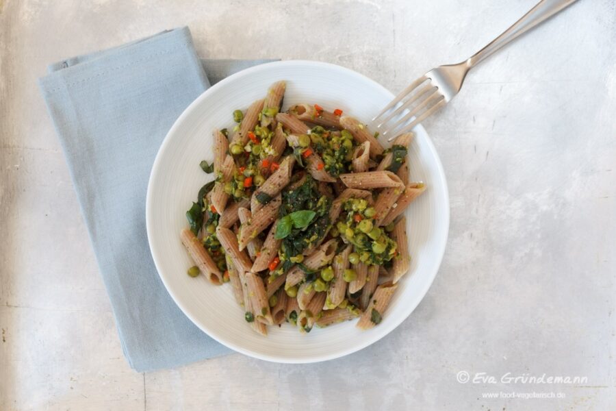 Rigatoni mit Erbsen und Spinat (schnell, einfach & vegan)