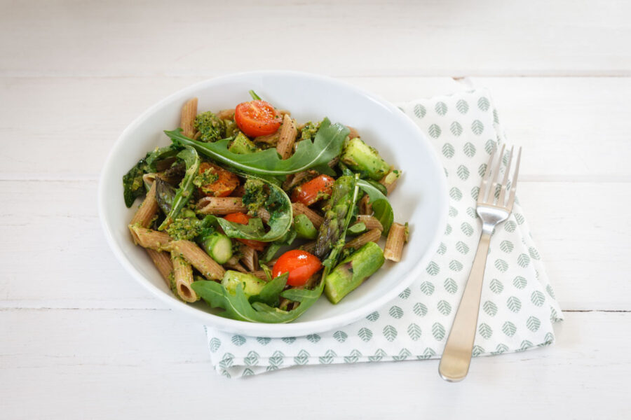 Teller mit Grüner Spargel Pasta mit Kirschtomaten und Pesto