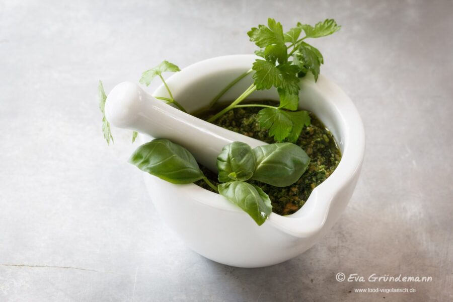 Veganes Petersilien-Basilikum Pesto