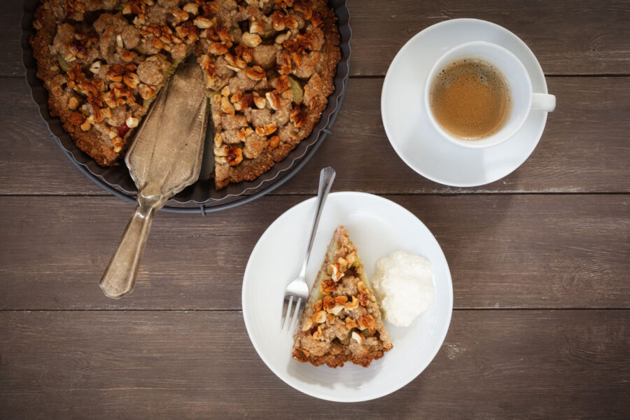 Vollkorn-Rhabarberkuchen mit Streuseln und Cashewkernen