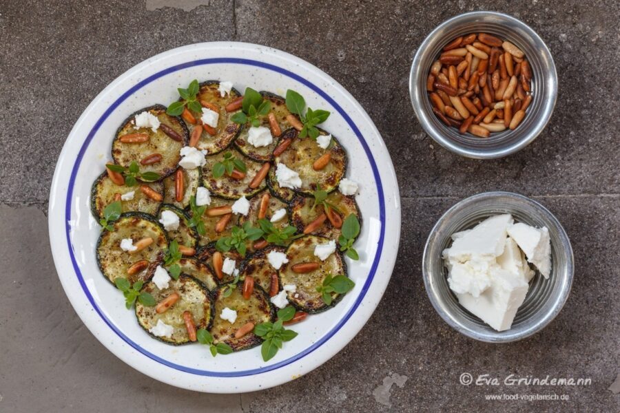 Gegrillter Zucchini-Salat mit Feta und Pinienkerne