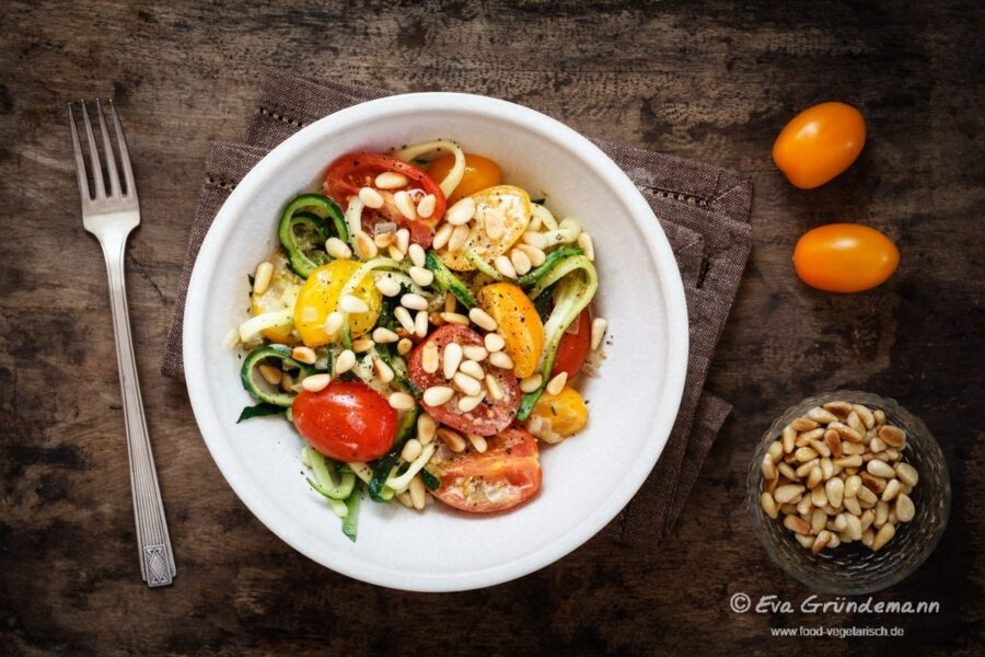 Gemüse-Spaghetti aus Zucchini mit Kirschtomaten (schnell & einfach)