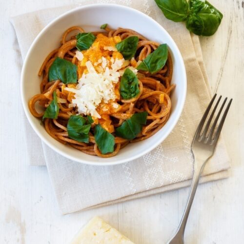 Vollkorn-Spaghetti mit Tomatensoße