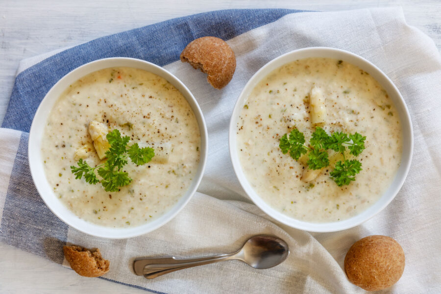 Vegetarische Spargelsuppe mit Hafer