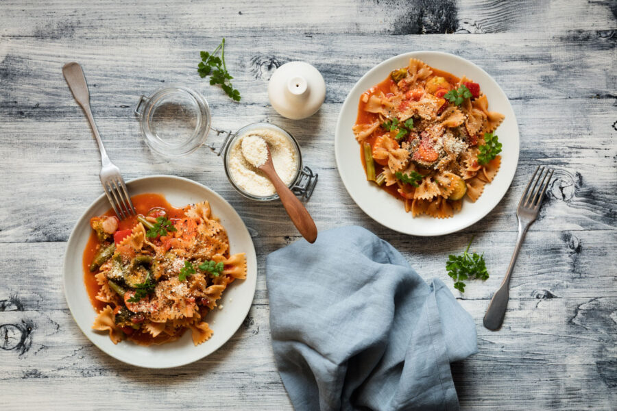Vegane One-Pot Pasta mit Tomatensoße und Cashew Parmesan