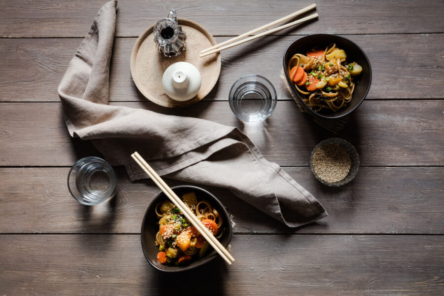 Schalen mit veganer One-Pot Pasta im Asia-Style.