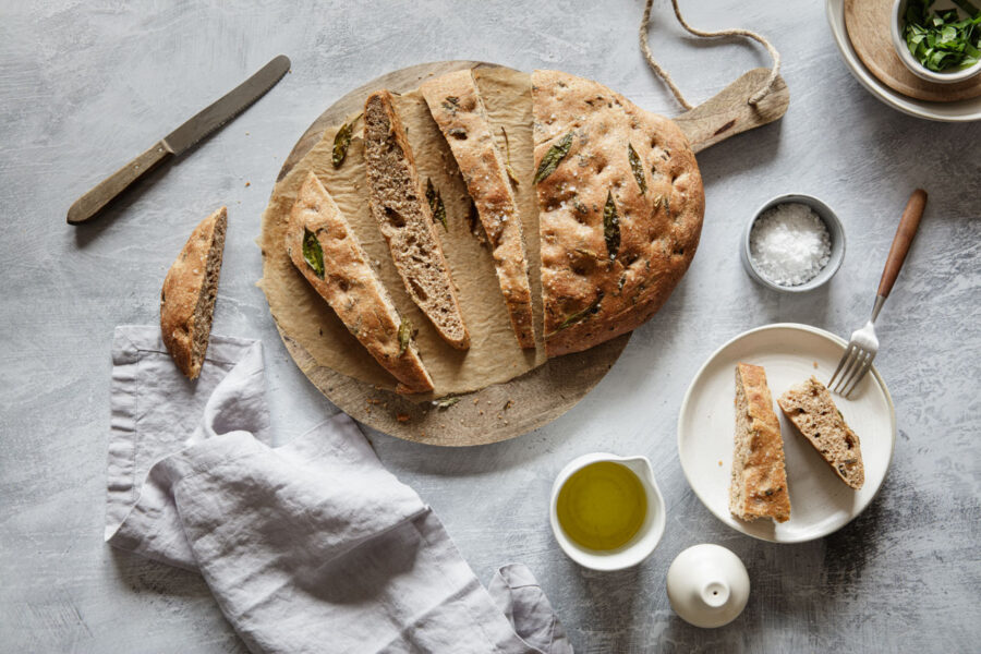 Gedeckter Tisch mit einer Vollkorn Dinkel-Focaccia mit Bärlauch.