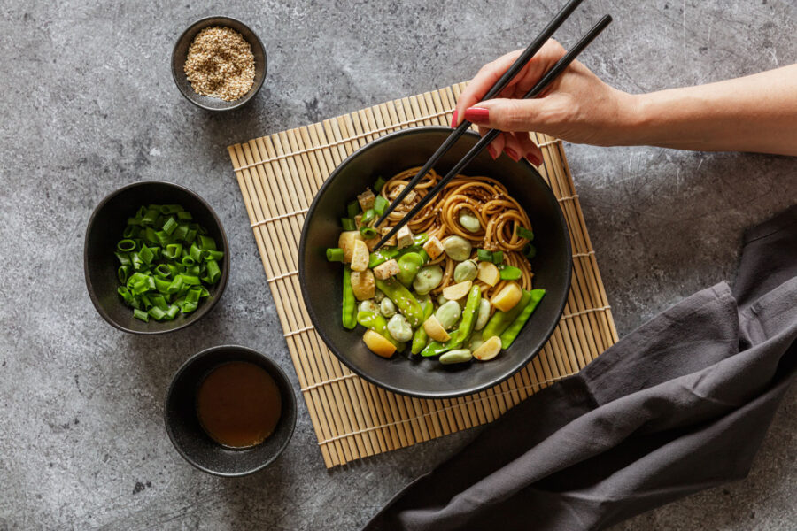 Asiatische Gemüsepfanne mit Miso und Udon Nudeln | Food Vegetarisch