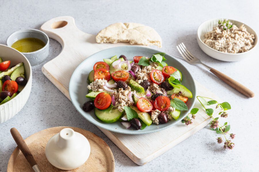 Griechischer Bauernsalat mit Feta aus Sonnenblumenkernen