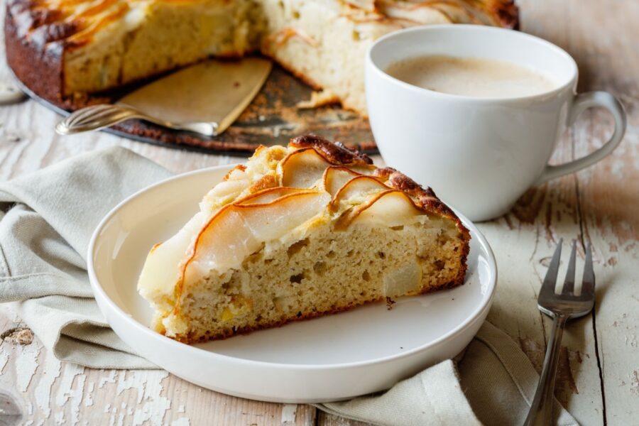 Ein Stück glutenfreier Birnenkuchen