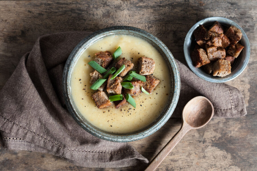 Rezeptbild für eine vegane cremige Topinambur-Supper.