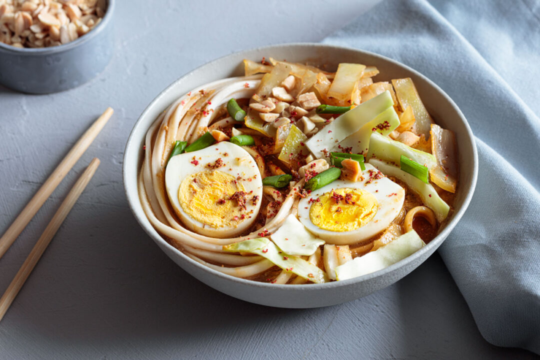 Weißkohl asiatisch zubereitet als Misosuppe mit Udon Nudeln