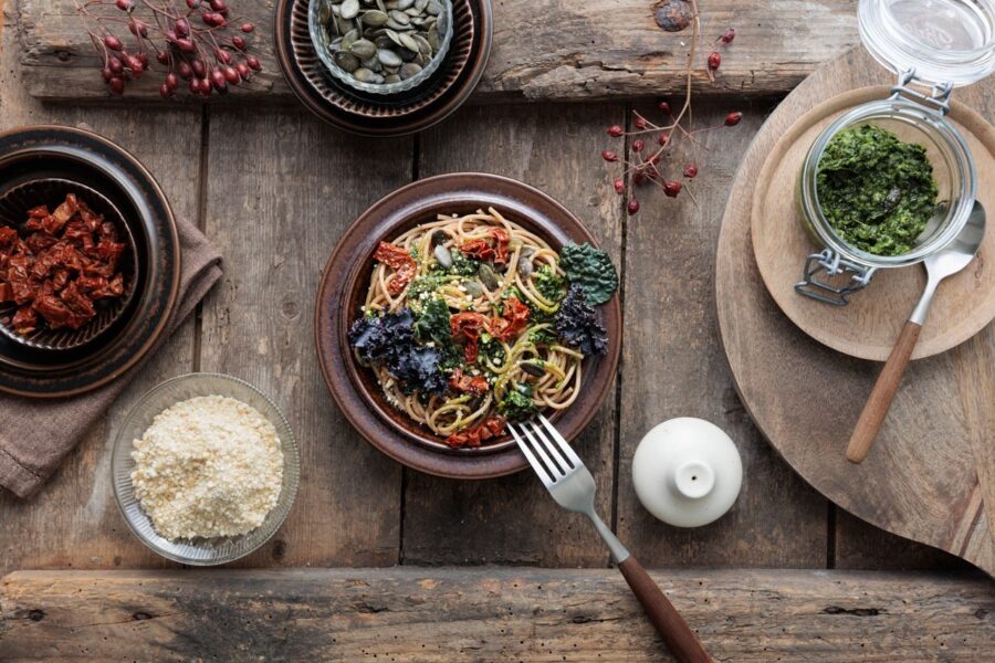 Gedeckter Tisch mit einem Teller mit Spaghetti mit Grünkohl-Pesto