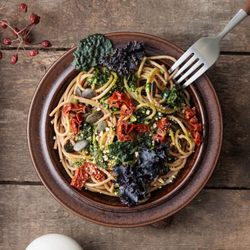Teller mit Grünkohl-Pesto und Spaghetti