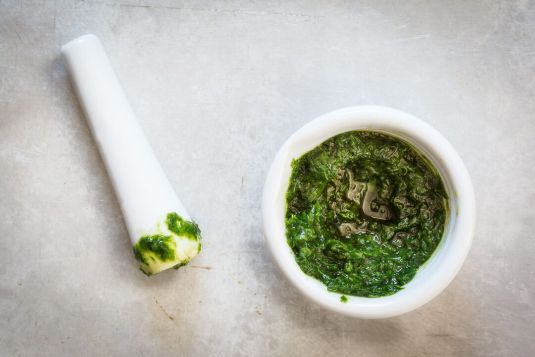 Mörser mit Bärlauch-Würzpaste