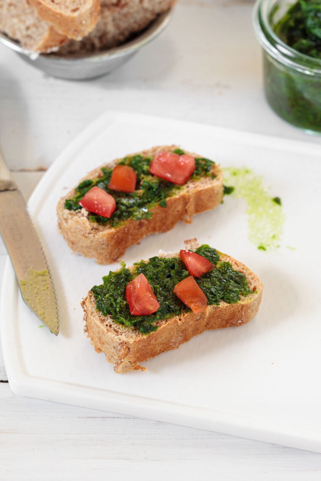 Baguette-Scheiben mit selbstgemachten Bärlauch-Aufstrich