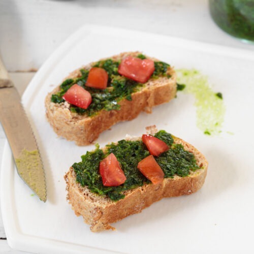 Baguette-Scheiben mit selbstgemachten Bärlauch-Aufstrich