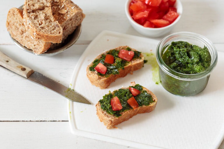 Schnittchen mit veganem Bärlauch-Aufstrich