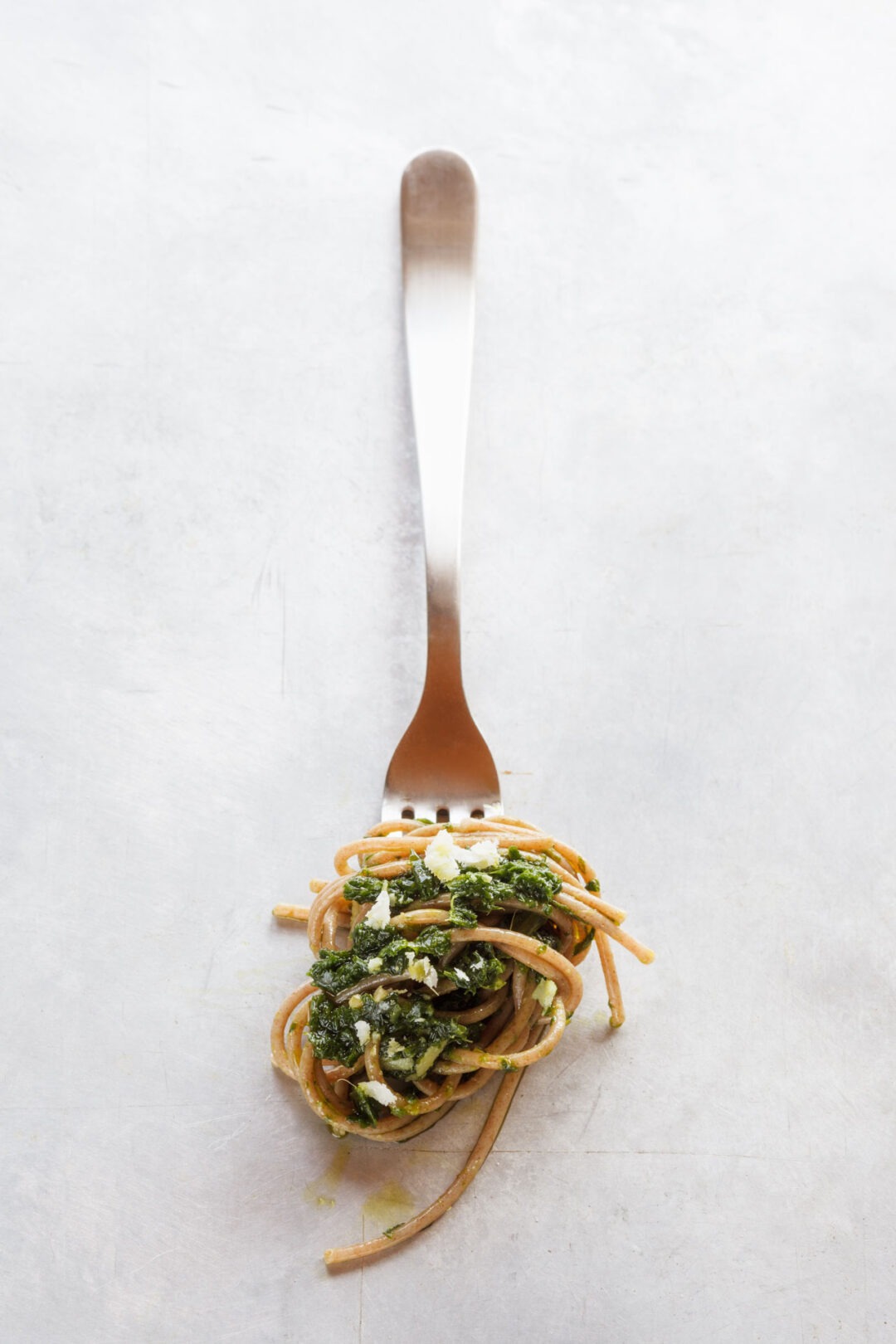 Gabel mit Spaghetti und Bärlauch-Pesto