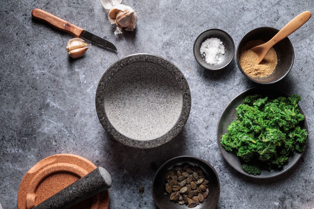 Pesto-Zubereitung im Mörser