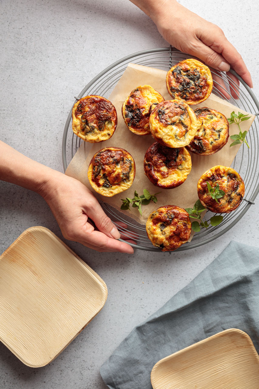 Teller mit vegetarischen Gemüse Frittatas als Beispiel für Wechseljahre Ernährung